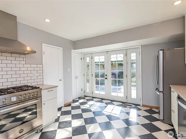 8601 36th Ave SW — Photo 9