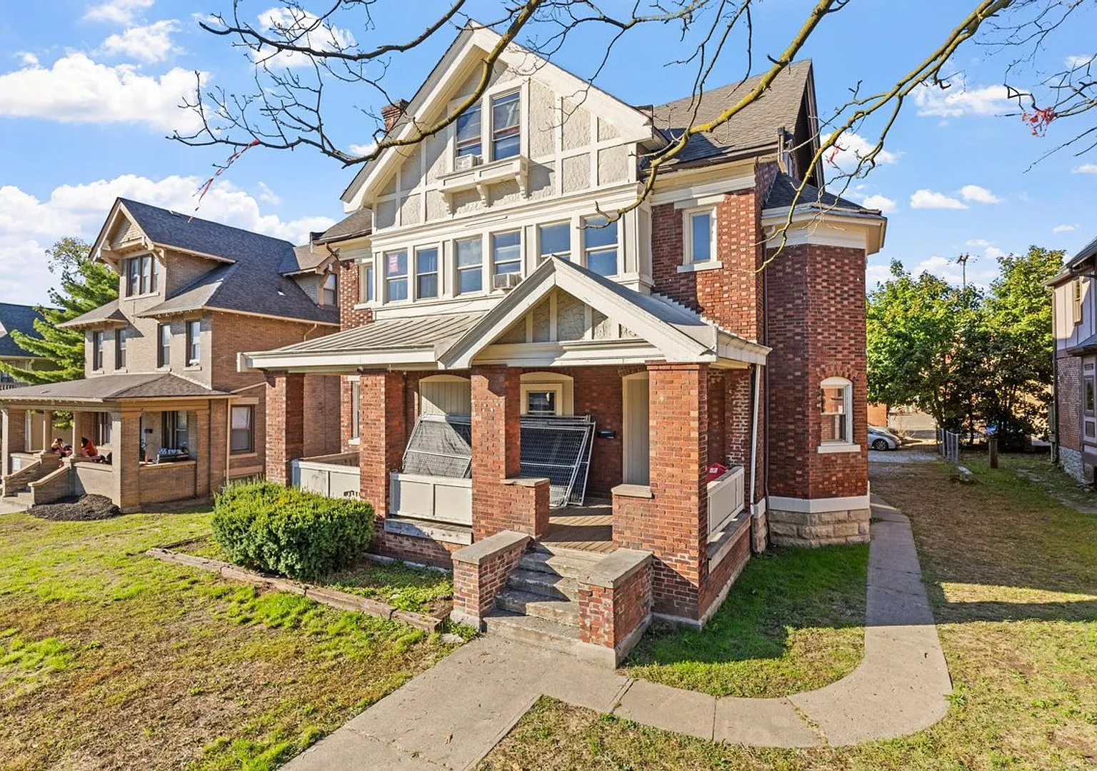 Massive 13-Bedroom House with huge Private Parking lot Prime Campus Location! — Photo 1