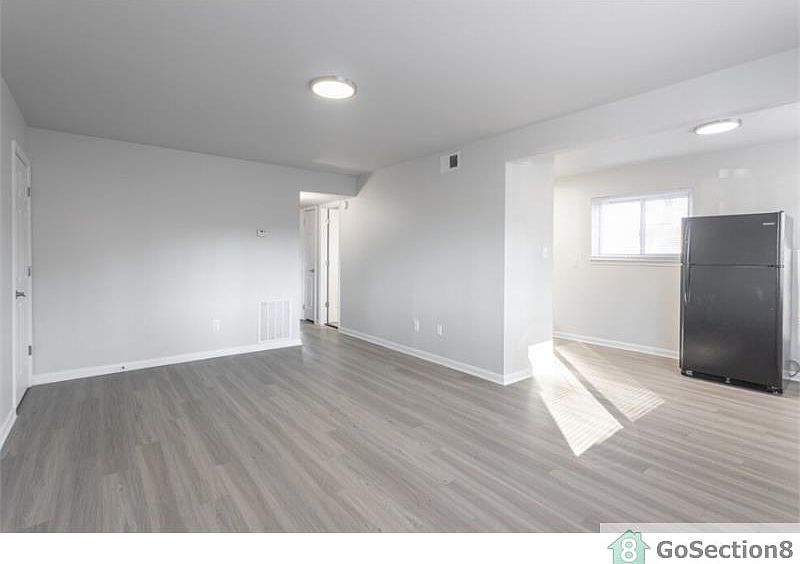 1st image of 360 Roseman Ct