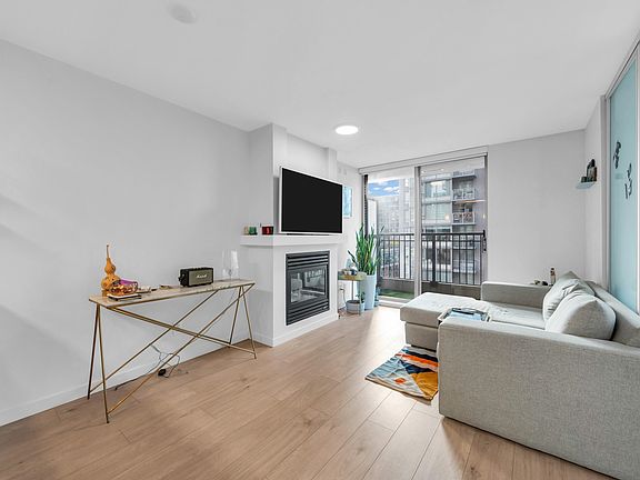 3rd image of 989 Richards St #1001