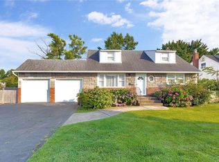 24 Colonial Dr, Farmingdale, NY 11735