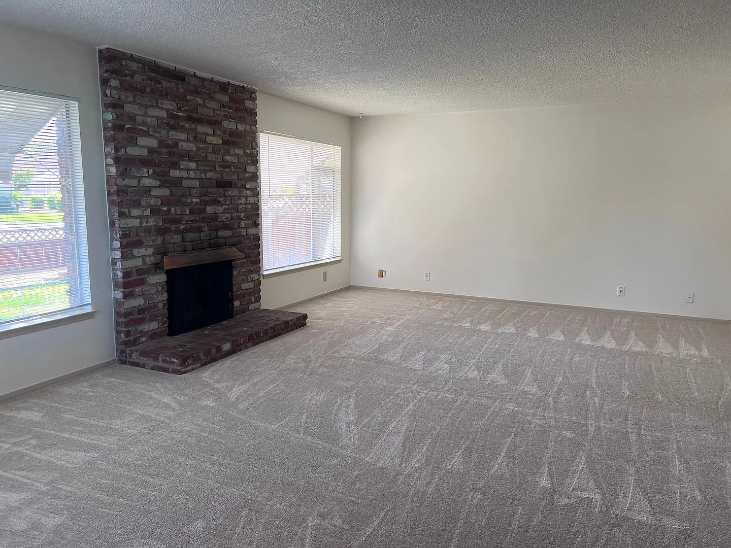 Coming Soon!! Excellent Santa Clara Location With Garage & Office/Bonus Room In Back - Desirable ... — Photo 3