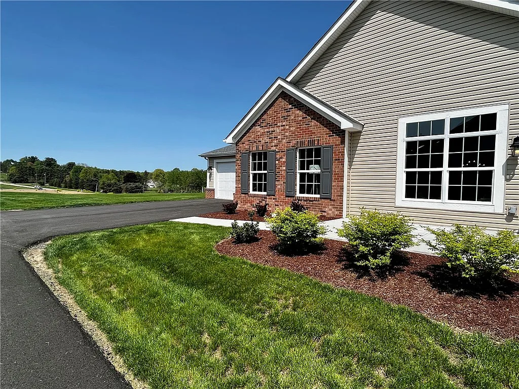 1001 Forest Oaks Dr photo 1