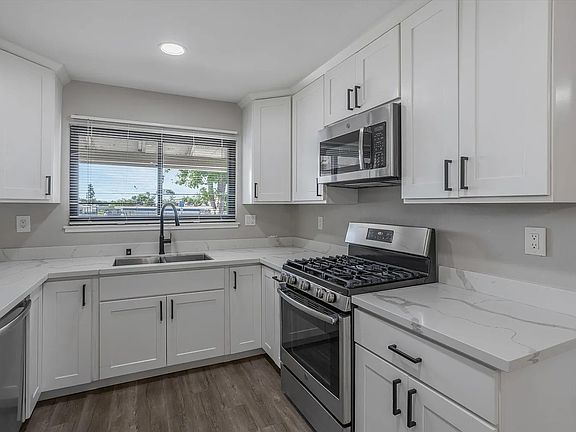 5th image of 387 Washington Dr