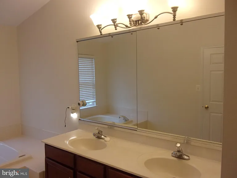 25929 Kirkwood Sq — Photo 19
