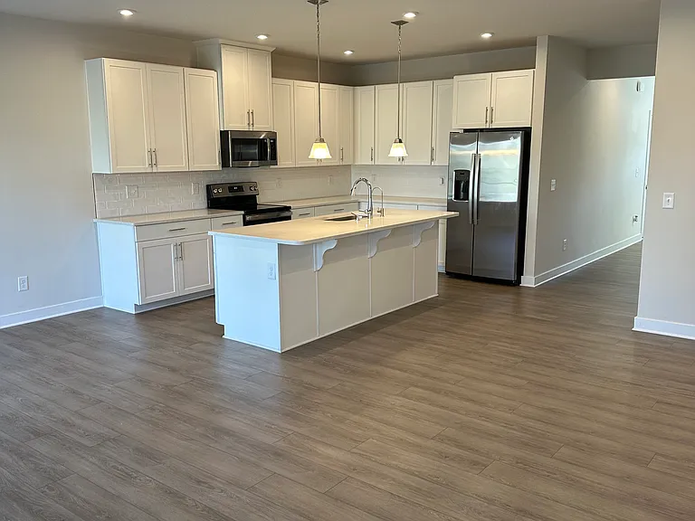 221 Pryor Dr — Photo 7