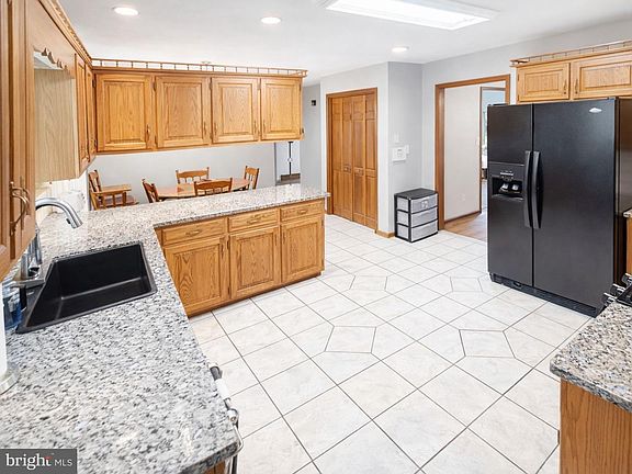 2nd image of 1585 Marilyn Ct