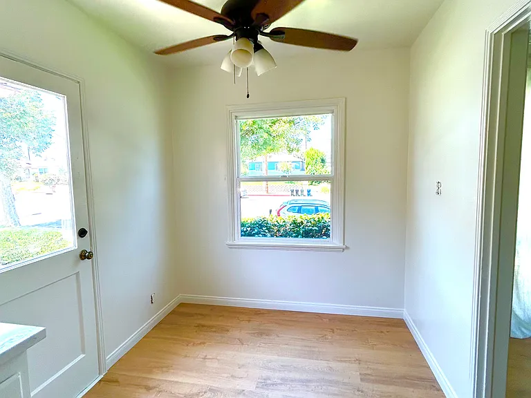 1212 W Victory Blvd — Photo 10