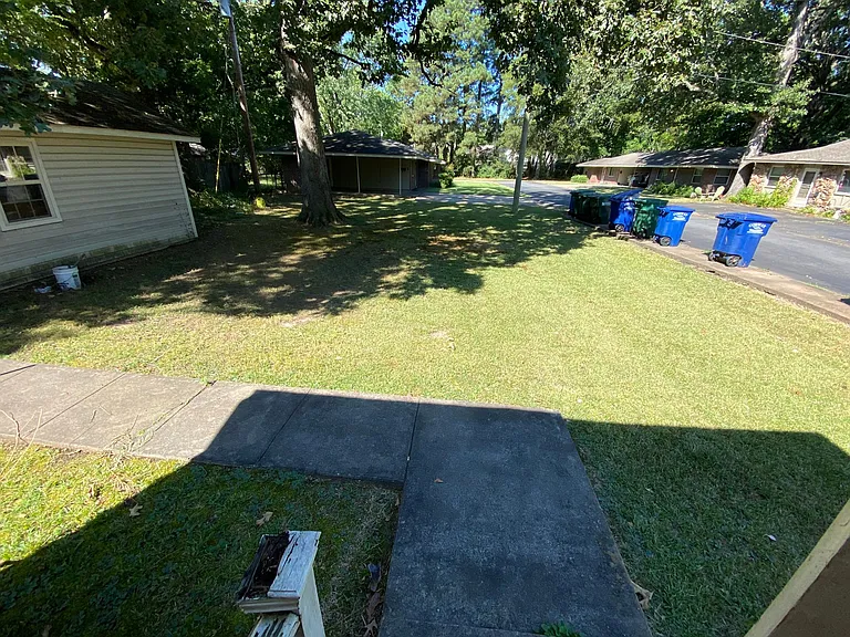 Backyard (shed is not for tenants use)
