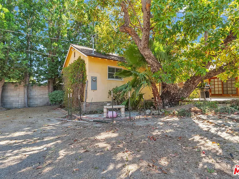 9322 Lasaine Ave — Photo 40