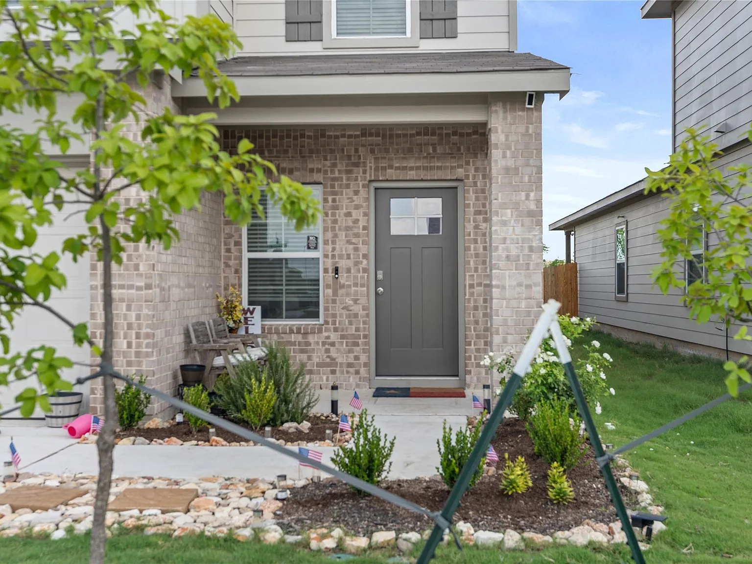 4 bed, 2.5 bath, 2042 sqft, $2,450 — Photo 2