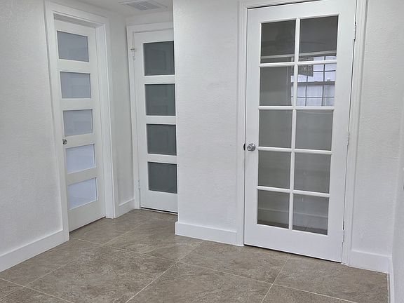 5th image of 537 1/2 Clayton Ave S