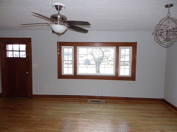 3rd image of 621 Lamont St