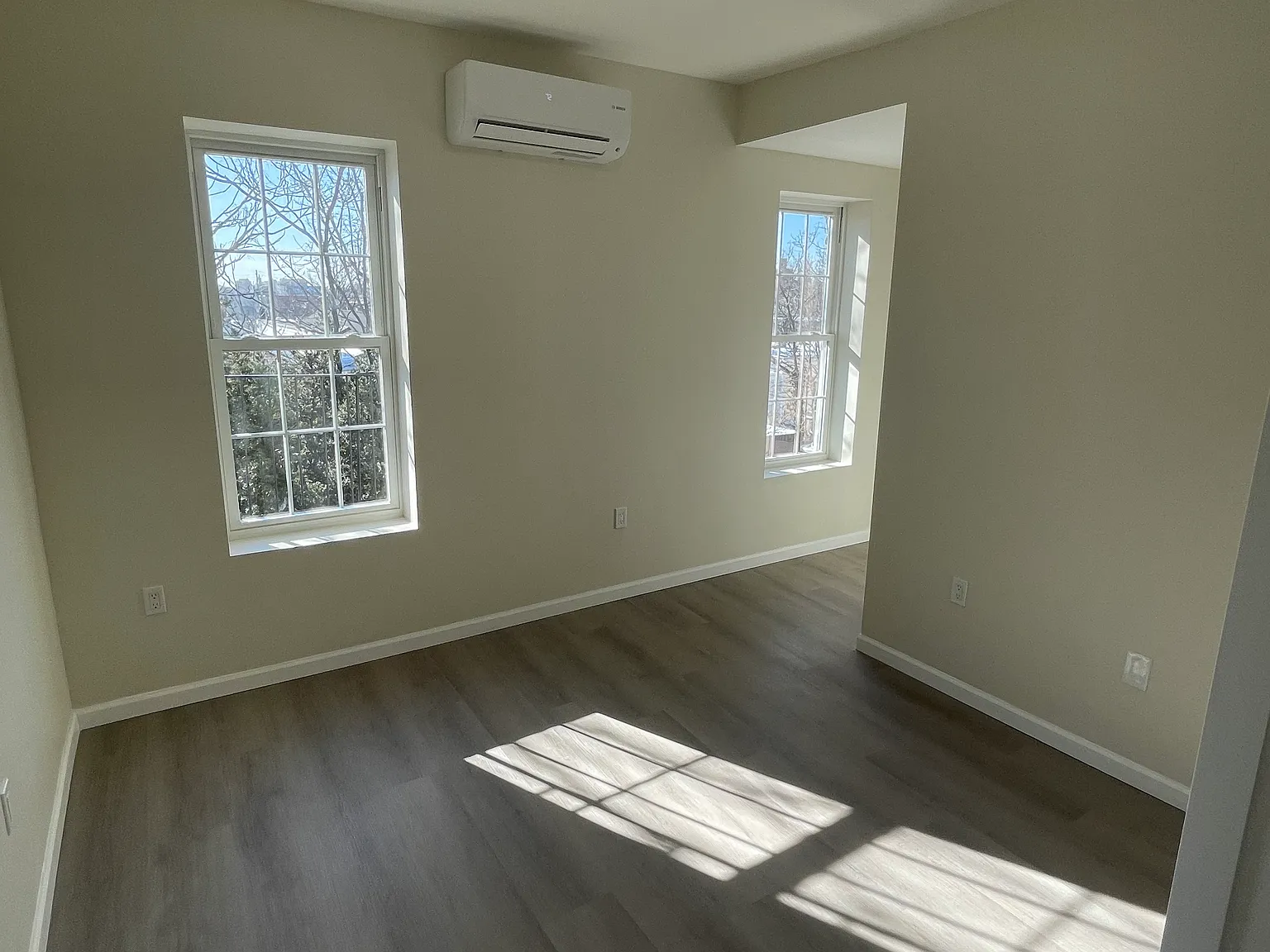 3 bed, 1000 sqft, $3,423 — Photo 2