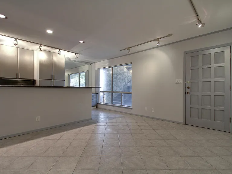 500 E Riverside Dr #136 — Photo 4