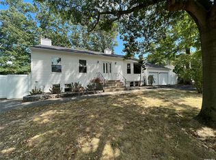 15 Shenandoah Blvd, Coram, NY 11727