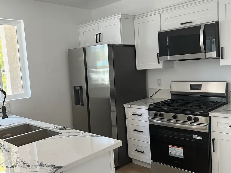 965 N Serrano Ave — Photo 6