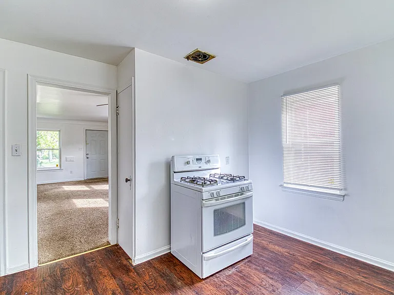 17710 Chester St — Photo 2