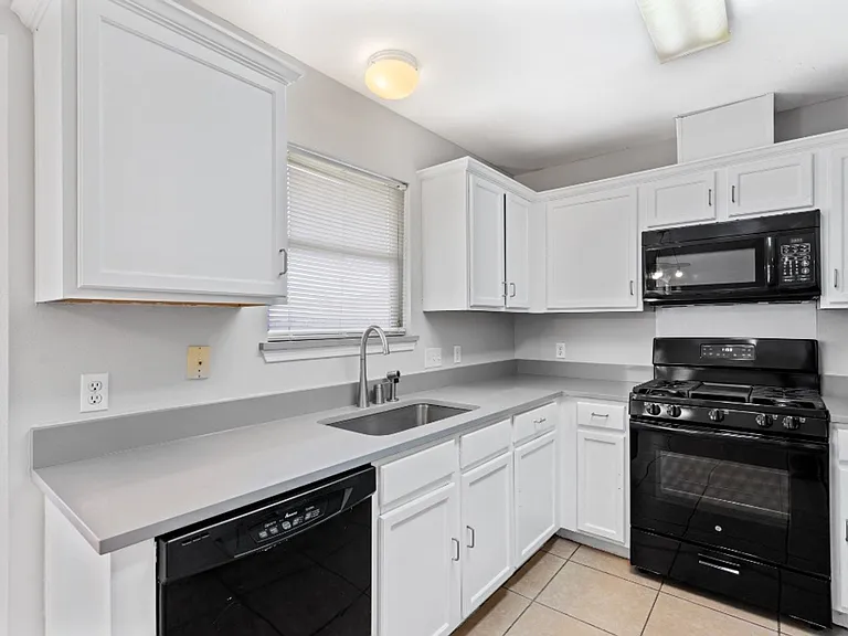 604 Maplecreek Dr — Photo 11