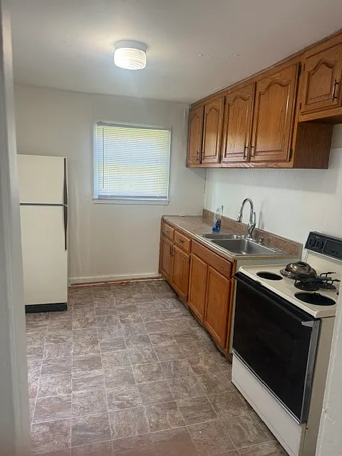 3 bed, 1100 sqft, $850 — Photo 2