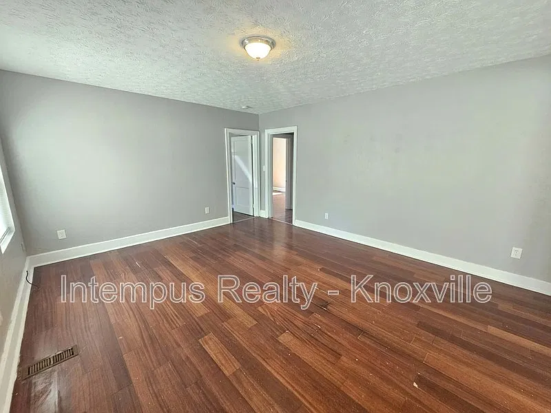 2 bed, 1.0 bath, $1,200 — Photo 3