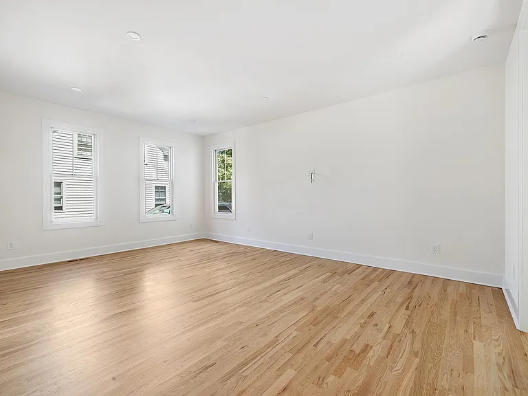130 Bay Ave — Photo 28