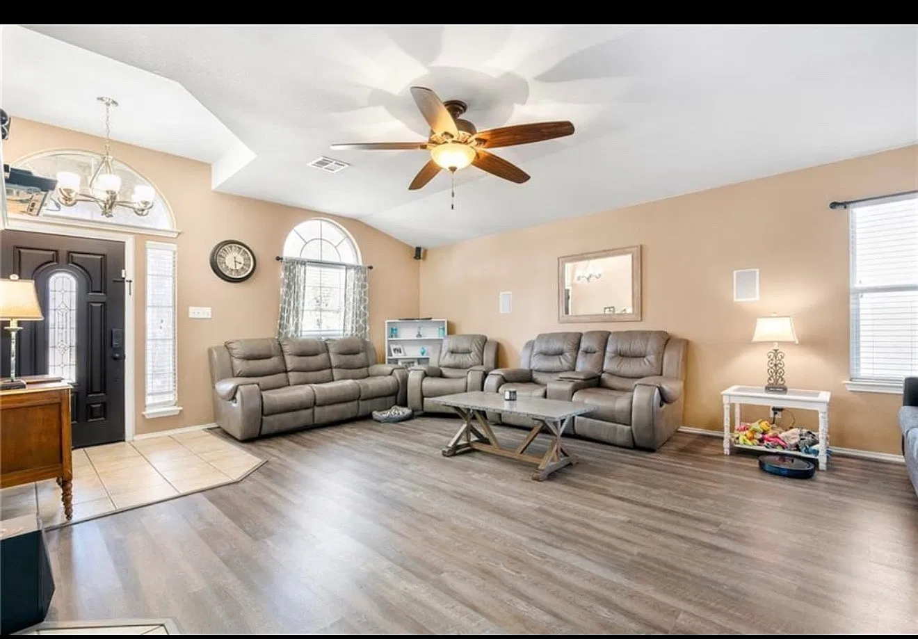 4 bed, 1957 sqft, $2,300 — Photo 2