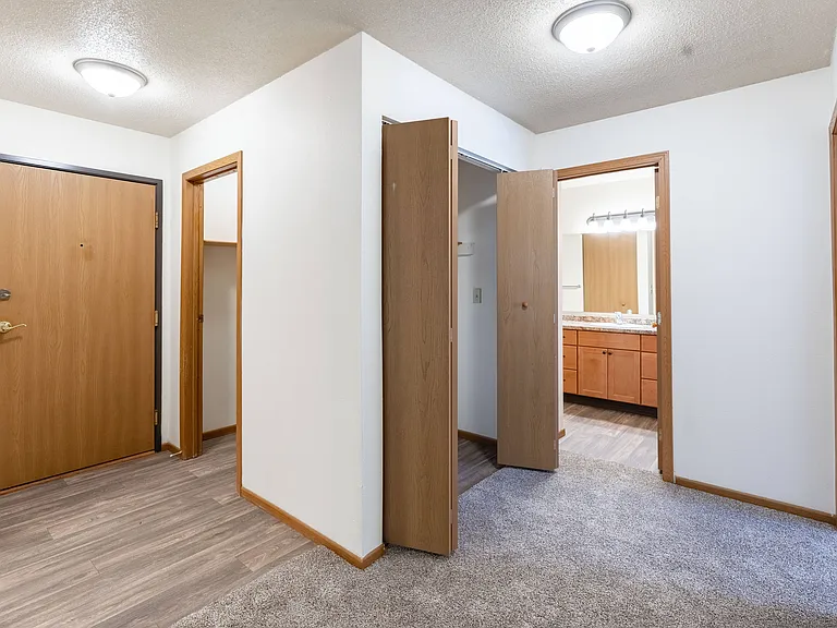 Fargo, ND Country Edge Apartments | 21C | Entry