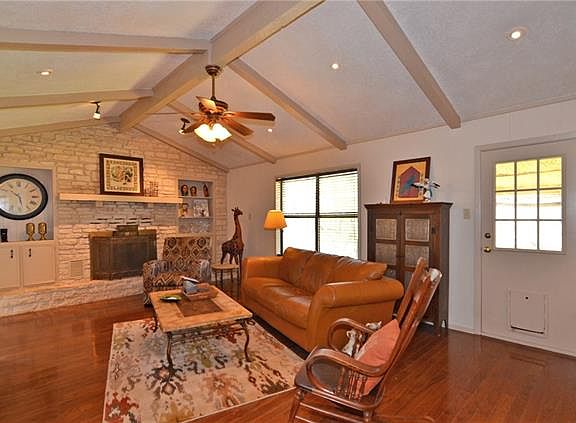 4th image of 1404 Creekview Dr
