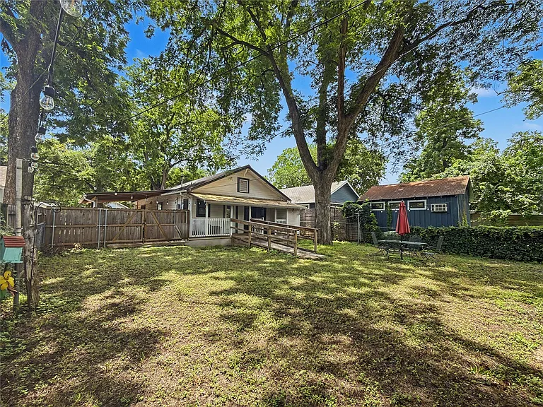 2506 E Cesar Chavez St — Photo 22