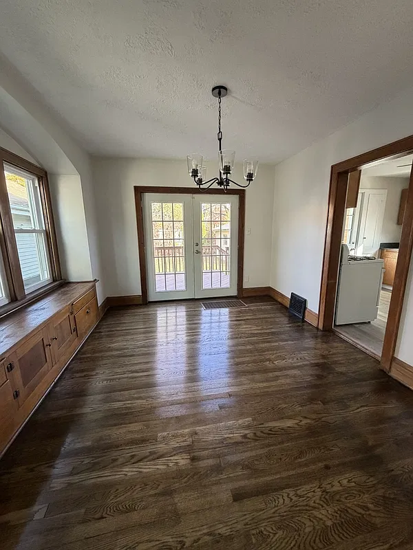 3 bed, 1.0 bath, 1144 sqft, $1,400 — Photo 3