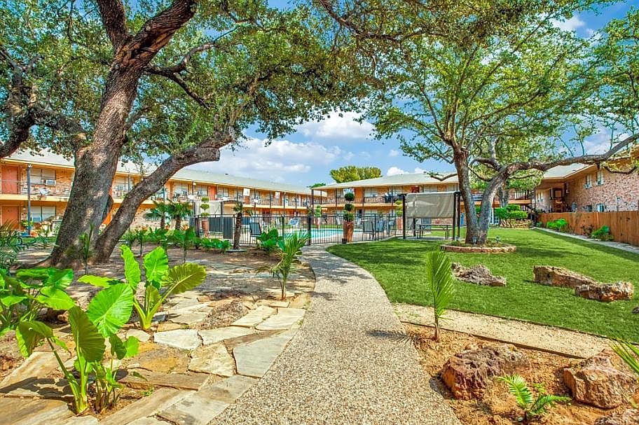 Beautiful lush greenery and landscape as you walk to the pool lounge area.

Hermosa y exuberante vegetacion y paisaje mientras camina hacia el area del salon de la piscina.