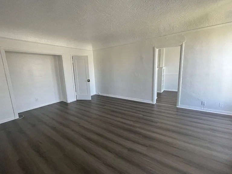 138 S Berendo St — Photo 7