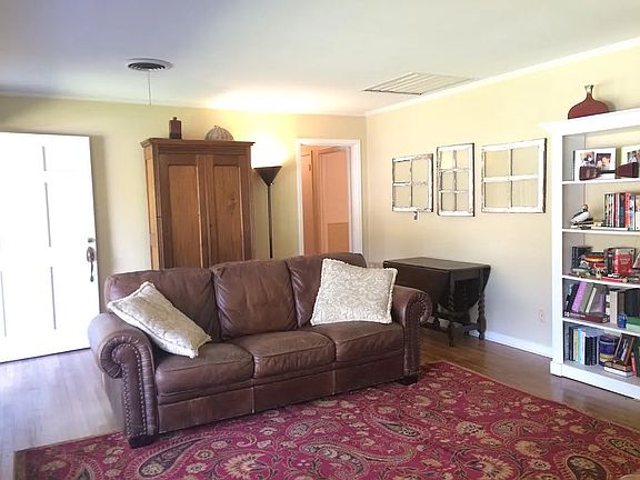 3rd image of 807 Pine Cir