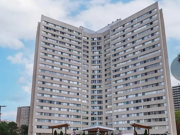 3695 Kaneff Cres #5, Mississauga, ON L5A 4B6