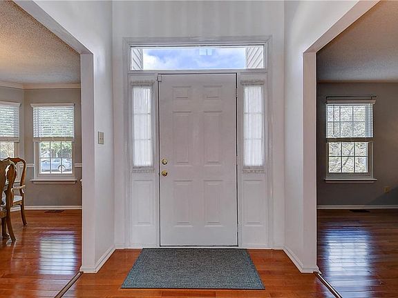 3rd image of 1324 Creekview Dr