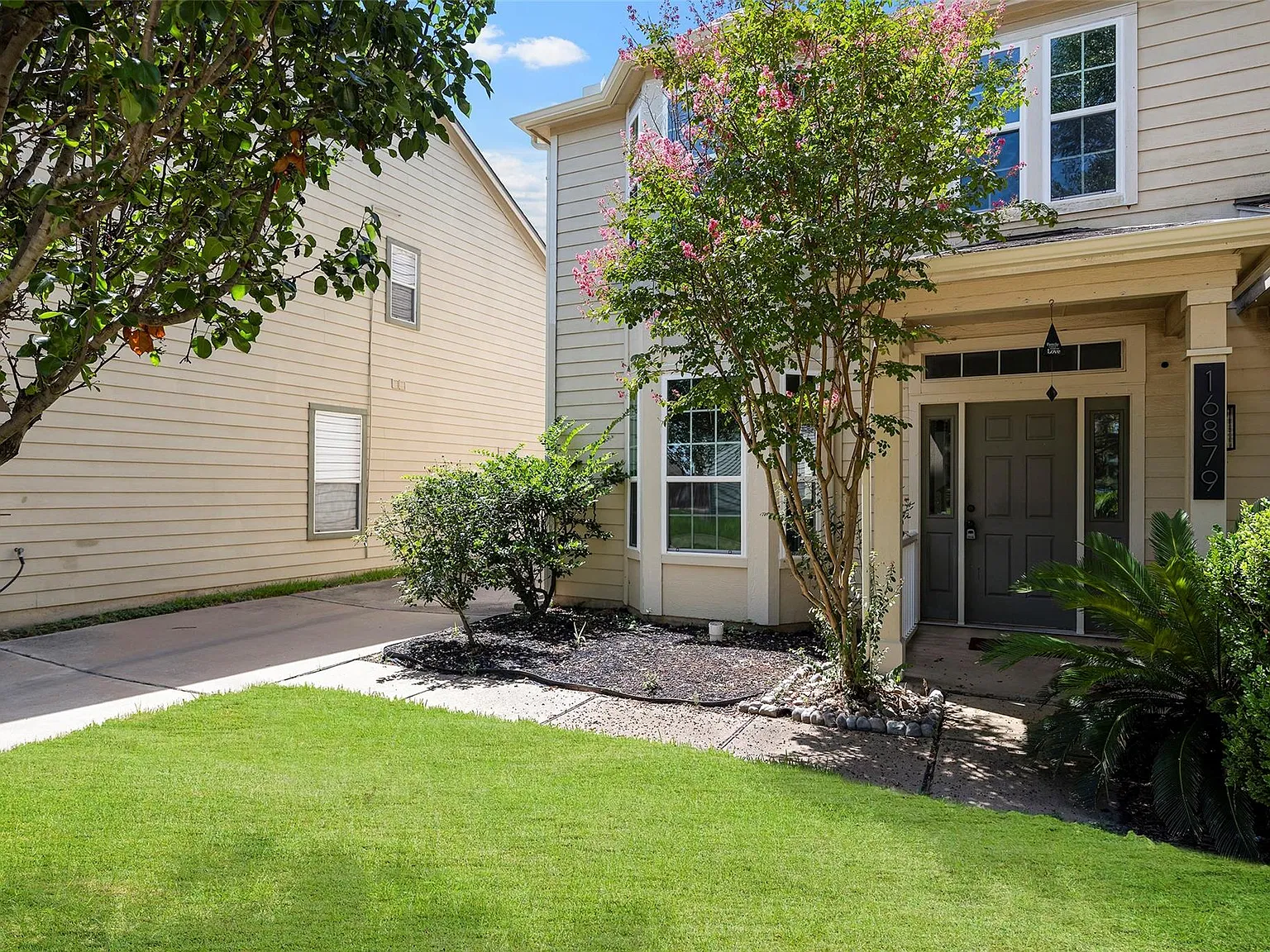 3 bed, 2.5 bath, 1564 sqft, $2,050 — Photo 3