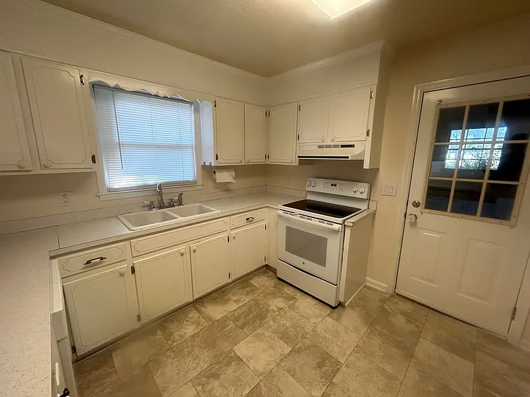 1015 Walters Ln — Photo 11