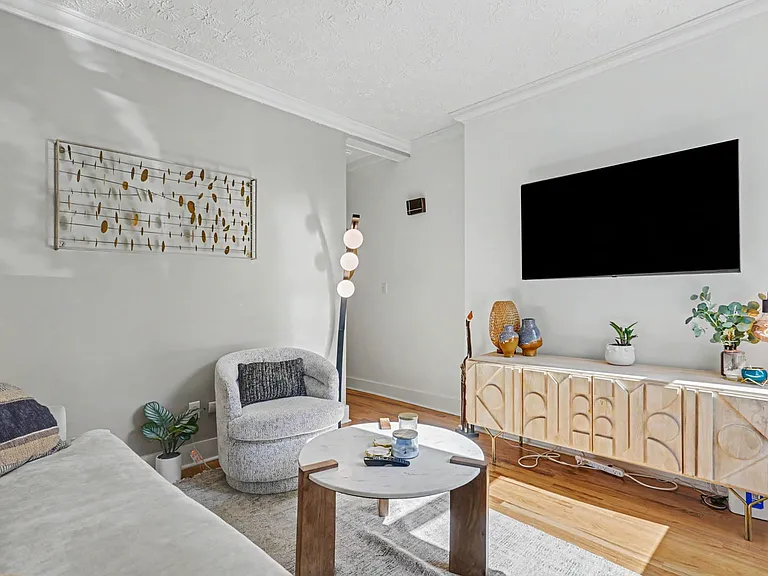 982 Highland St — Photo 4