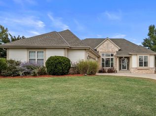 614 Stoecker Farm Ave, Mukwonago, WI 53149