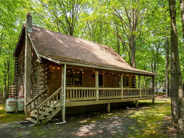 572 W Chipmunk Rd, Bushkill, PA 18324