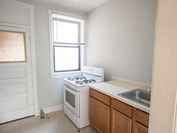 3rd image of 622 W Cornelia Ave APT 3S