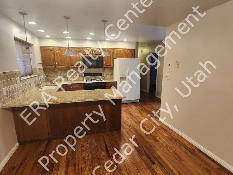 921 N 400 W — Photo 6