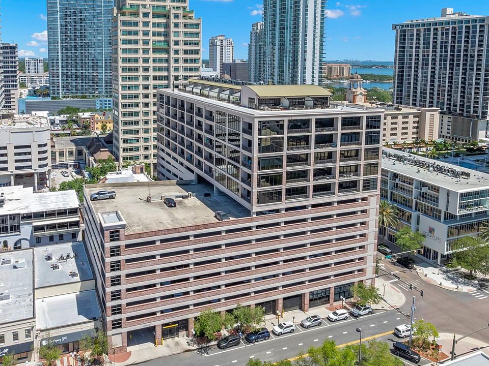 McNulty lofts - 2 blocks to Beach Drive and our waterfront parks, 1 block to the heart of Central Avenue, 2 blocks to Jannus, 3 blocks to the Dali Museum & Mahaffey Theater, ETC.