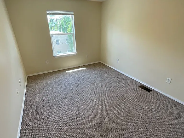 320 E 10th St — Photo 11
