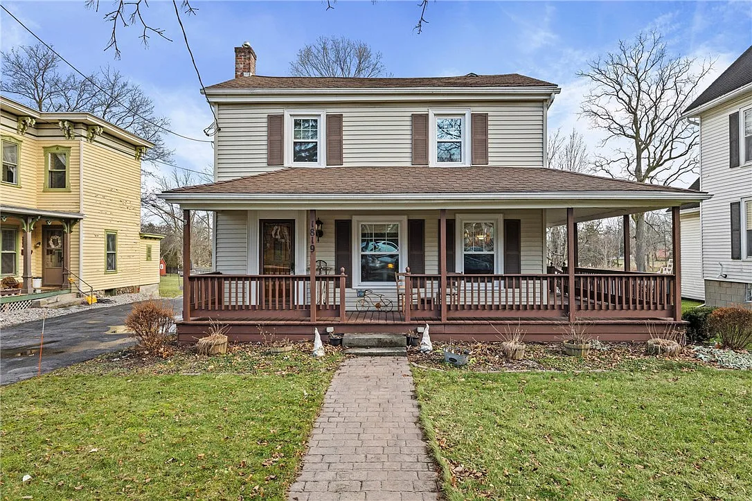 1819 Rochester St photo 1