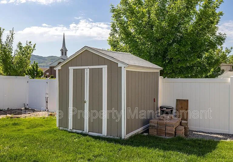 702 Durham Dr — Photo 2