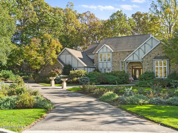 202 Glenmaura Dr, Moosic, PA 18507