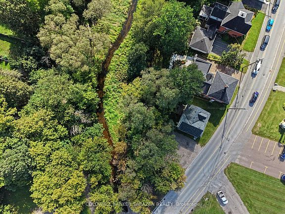 3rd image of 447 Raglan St S