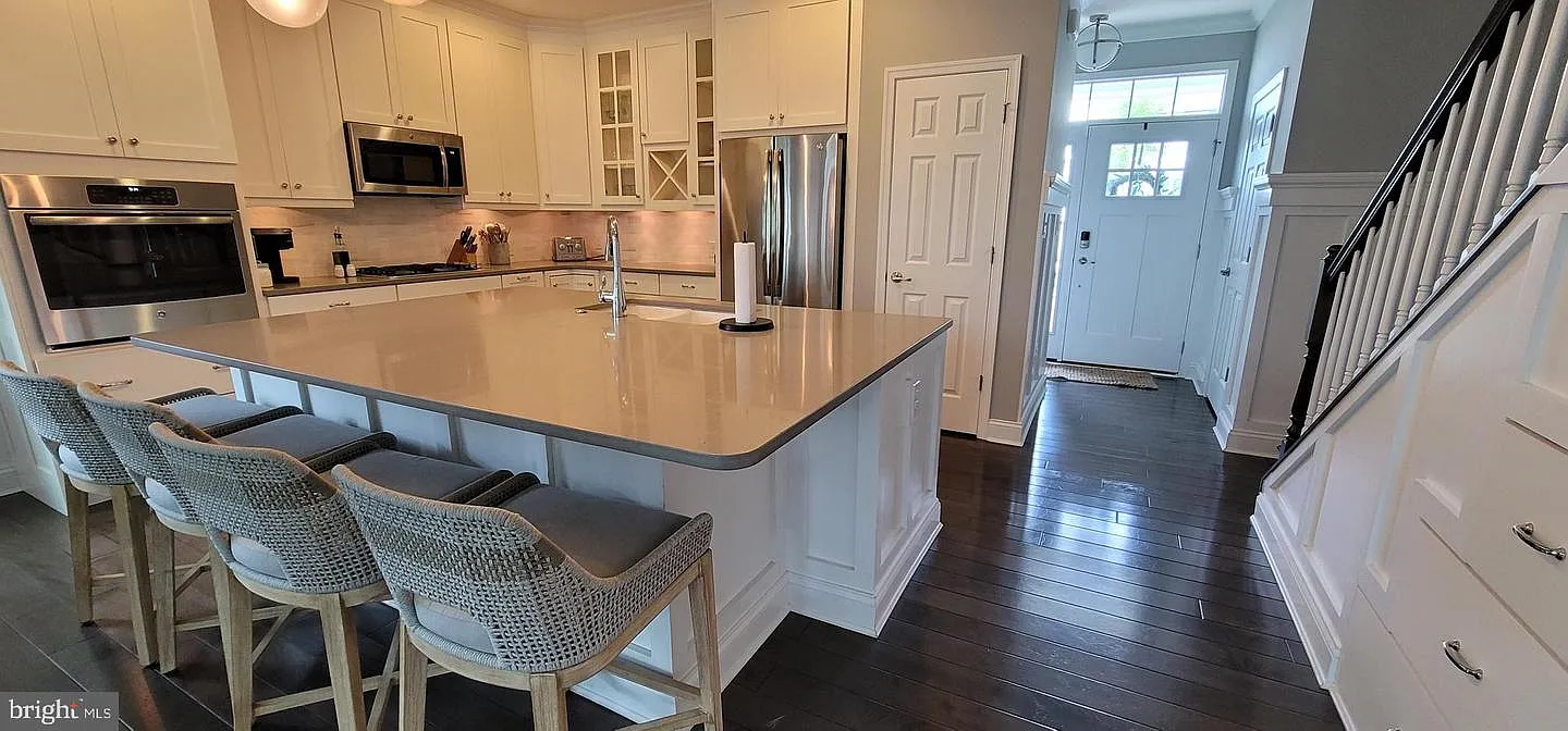 4 bed, 2.5 bath, 3000 sqft, $3,600 — Photo 3